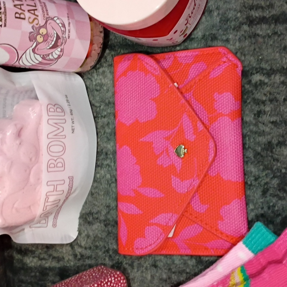 Kate Spade Card Case, Beverly Hills Polo Club Socks, Alice In Wonderland Bath - Picture 6 of 6